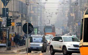 Smog e traffico a Milano, 19 gennaio 2021. ANSA / PAOLO SALMOIRAGO