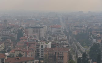 Bergamo  Qualita dell'aria pm 10 inquinamento Vista dalle mura città bassa 
20/01/2021  Tiziano Manzoni/ANSA