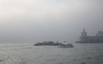 Terzo giorno di nebbia fitta a Venezia, mentre nella terraferma il sole risplende, nell'isola lagunare la nebbia imperversa per tutto il giorno causando problemi alla navigazione e allo smog.