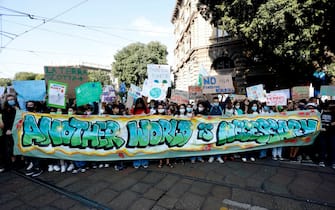 Uno striscione alla manifestazione di Milano Fridays for future