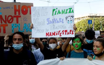 Giovani con striscioni durante la manifestazione Fridays for future a Milano