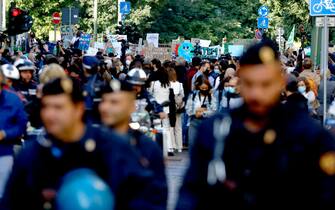 Poliziotti alla manifestazione Fridays for future a Milano