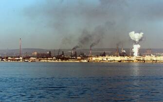 Le ciminiere fumanti degli stabilimenti Ilva di Taranto visti dal mare in una foto d'archivio. ANSA / MAURIZIO BRAMBATTI 
