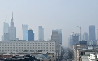 epa09030980 A blanket of smog lingers above the city of Warsaw, Poland, 23 February 2021. Measuring stations in the city noted an exceeded level of harmful dust PM10, which is the main component of smog.  EPA/Radek Pietruszka POLAND OUT