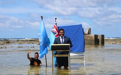 Cop26, ministro delle Tuvalu lancia appello con acqua alle ginocchia