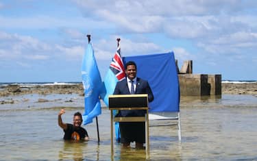 Ministry of Justice, Communication and Foreign Affairs, Tuvalu Government è con Simon Kofe MP e  
altri 3
