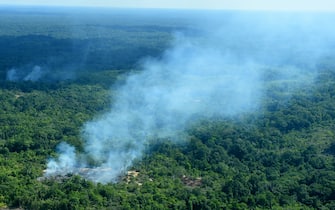 amazzonia brucia 21 August 2019, Brazil, Sao Gabriel da Cachoeira: Smoke rises from the forest in a region of the Amazon near the Colombian border. Brazil has the worst forest fires in years. Since January 2019, fires and slash-and-burn in South America's largest country have increased by 83 percent compared to the same period last year. Photo: Chico Batata/dpa