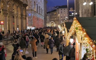 Si accende il centro città con splendide luminarie e bancarelle con prodotti tipici natalizi.
