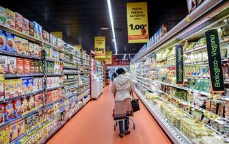 Spesa al supermercato, reparto frigo prodotti biologici vegani (MILANO - 2016-10-25, Claudio Furlan) p.s. la foto e' utilizzabile nel rispetto del contesto in cui e' stata scattata, e senza intento diffamatorio del decoro delle persone rappresentate