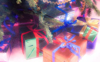 Shopping di Natale, pacchi e pacchetti regalo di ogni tipo comiciano a girare per le strade di Milano