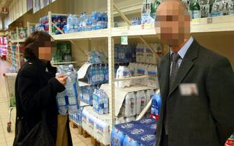 confezioni acqua sugli scaffali del supermercato pontedera (pi) 09 dicembre 2003
un uomo della sicurezza controlla il reparto acqua di un grande magazzino a pontedera
