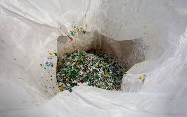 Milano, depuratore di Sesto San Giovanni in via Manin 255. La struttura ha un accordo con la Danone e tramite un macchinario di nuova generazione riesce a riciclare le confezioni di yogurt separando il contenuto dal contenitore. La plastica viene triturata e riciclata e lo yogurt viene trattato e trasformato in gas. (Milano - 2020-12-18, Massimo Alberico) p.s. la foto e' utilizzabile nel rispetto del contesto in cui e' stata scattata, e senza intento diffamatorio del decoro delle persone rappresentate