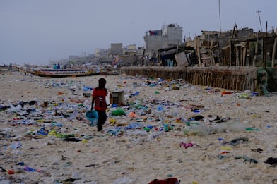 Clima, in Senegal è allarme per l'inquinamento da plastica