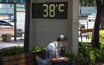 SEOUL, SOUTH KOREA - 2021/07/24: A thermometer on the street shows  a temperature of 38? in Seoul, as a heatwave blankets the country. (Photo by Simon Shin/SOPA Images/LightRocket via Getty Images)