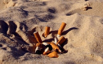 Mozziconi di sigarette in spiaggia