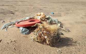 rifiuti su una spiaggia