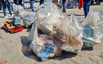 Rifiuti di plastica in spiaggia