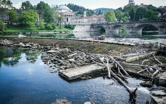 La pulizia da tronchi e rami del fiume Po in secca all'altezza dei Murazzi in centro città. Torino 04 maggio 2022 ANSA/TINO ROMANO