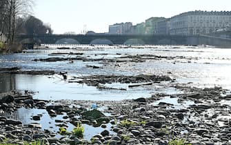 Fiumo Po in secca con asta che misura l’altezza dell’acqua sotto 20 centimetri, Torino, 23 marzo 2022 ANSA/ ALESSANDRO DI MARCO