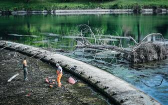 La pulizia da tronchi e rami del fiume Po in secca all'altezza dei Murazzi in centro città. Torino 04 maggio 2022 ANSA/TINO ROMANO