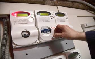 Bollette Contatori di energia elettrica in un palazzo, Genova 14 marzo 2018
ANSA/LUCA ZENNARO