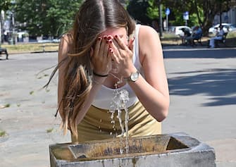 Persone cercano refrigerio a Torino che è tra le città da bollino rosso per il grande caldo , Torino, 21 luglio 2022 ANSA/ALESSANDRO DI MARCO
