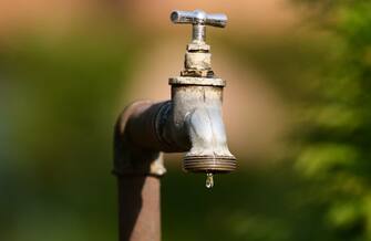 25 March 2022, Berlin: 25.03.2022, Berlin. An old outdoor water tap drips. Photo: Wolfram Steinberg/dpa Photo: Wolfram Steinberg/dpa (Photo by Wolfram Steinberg/picture alliance via Getty Images)