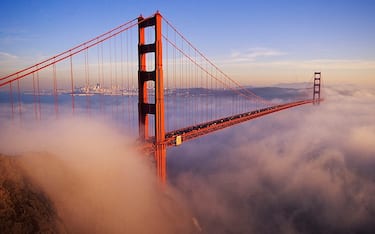 UNITED STATES - 1995/01/01: USA, California, San Francisco, Golden Gate Bridge With Fog Rolling In. (Photo by Wolfgang Kaehler/LightRocket via Getty Images)
