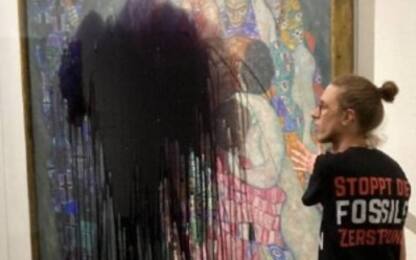 Vienna, attivisti lanciano liquido nero sul quadro di Klimt