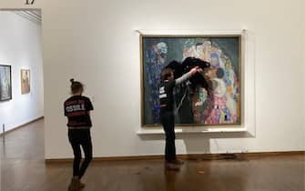 Un momento della protesta degli attivisti ambientalisti che hanno spruzzato del liquido nero su un capolavoro di Gustav Klimt in un museo di Vienna, 15 Novembre 2022. WEB/LETZTE GENERATION 

+++ATTENZIONE LA FOTO NON PUO' ESSERE PUBBLICATA O RIPRODOTTA SENZA L'AUTORIZZAZIONE DELLA FONTE DI ORIGINE, CUI SI RINVIA+++NPK+++