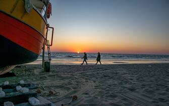 Roma litorale , tramonto sul mare in inverno (Roma litorale - 2023-02-17, Claudio Sisto) p.s. la foto e' utilizzabile nel rispetto del contesto in cui e' stata scattata, e senza intento diffamatorio del decoro delle persone rappresentate