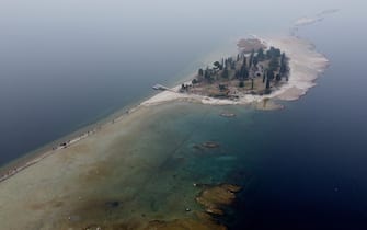 L'isola dei Conigli, a causa della siccita' che affligge il lago di Garda, si raggiunge a piedi, Manerba (Brescia), 23 febbraio 2023. 
ANSA/ FILIPPO VENEZIA