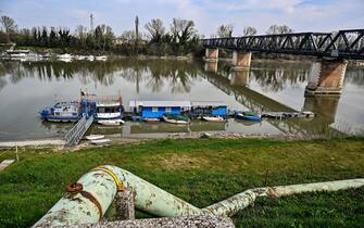 Il fiume Po all'altezza di Pontelagoscuro. Pontelagoscuro (Ferrara), 13 aprile 2023. ANSA/LUCA ZENNARO