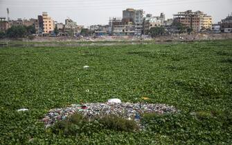 epa10671102  Plastic materials and other wast directly dump into the Buriganga river Dhaka, Bangladesh, 22 May 2023.  (Issued 03 June 2023) The world will mark Environment Day on 05 June 2023 and it will focus on solutions to plastic pollution.  EPA/MONIRUL ALAM  ATTENTION: This Image is part of a PHOTO SET