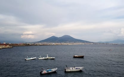 Napoli, chiazza verde-marrone in mare: la possibile causa