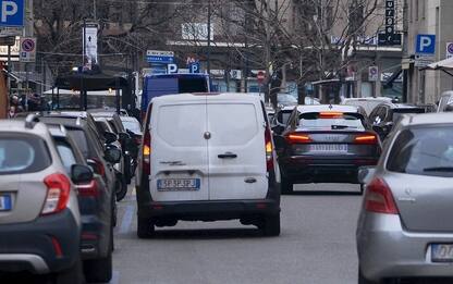 Parcheggio a Milano, ogni giorno 64mila auto in sosta vietata