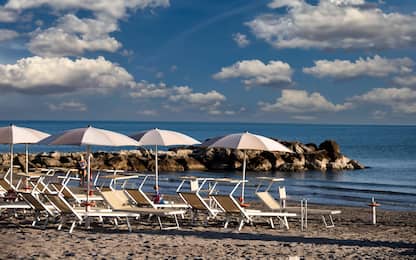 Altroconsumo: per un posto in spiaggia la media è 228 euro a settimana