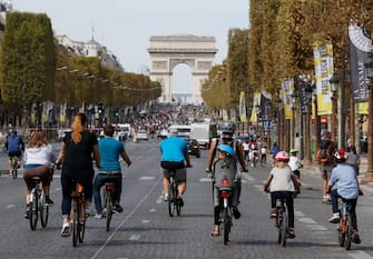 People ride bicycles as they enjoy a vehicle-free day in front of the Arc de Triomphe (Triumphal arch) in Paris, on September 16, 2018. - Europe should hold an annual car-free day in a bid to ease air pollution, the mayors of Paris and Brussels said on September 15, 2018 on the eve of a vehicle-free day in their cities. (Photo by FRANCOIS GUILLOT / AFP)        (Photo credit should read FRANCOIS GUILLOT/AFP via Getty Images)