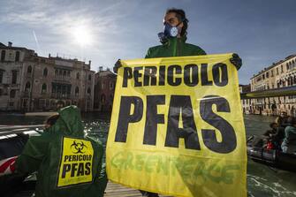 An handout picture provided by Greenpeace Italy press office shows a moment of the protest of Greenpeace activist today, Thursday, in Venice, Italy. Four activist, two men and two women, outside the headquarter of the Veneto Region at Balbi Palace protested against pollution from Pfas, stands for Perfluoroalkyl substances, affecting a large area of the Veneto region among the provinces of Vicenza, Verona and Padua. Venice, Italy, March 9, 2017. ANSA/ GREENPEACE ITALY PRESS OFFICE/ HO +++ ANSA PROVIDES ACCESS TO THIS HANDOUT PHOTO TO BE USED SOLELY TO ILLUSTRATE NEWS REPORTING OR COMMENTARY ON THE FACTS OR EVENTS DEPICTED IN THIS IMAGE; NO ARCHIVING; NO LICENSING +++ 