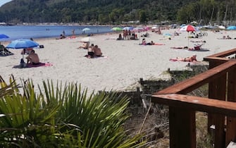 La spiaggia del Poetto, a Cagliari, nella prima domenica dopo il lockdown di maggio 2020