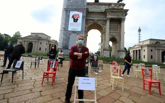 Protesta delle sedie vuote dei gestori di locali e commercianti presso l'Arco della Pace , Milano, 06 maggio 2020. ANSA/PAOLO SALMOIRAGO