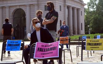 Protesta delle sedie vuote dei gestori di locali e commercianti presso l'Arco della Pace , Milano, 06 maggio 2020. ANSA/PAOLO SALMOIRAGO
