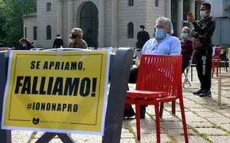 Protesta delle sedie vuote dei gestori di locali e commercianti presso l'Arco della Pace , Milano, 06 maggio 2020. ANSA/PAOLO SALMOIRAGO