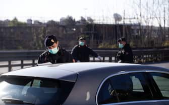 Un carabiniere controlla i documenti mostrati da un automobilista durante l'emergenza Covid
