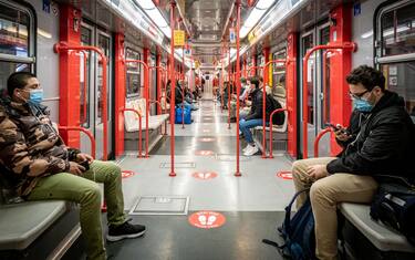 Coronavirus Milano, in metro senza mascherina: multe da 400 euro