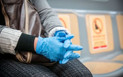 Covid, i guanti aiutano a prevenire i contagi? Cosa dicono gli esperti