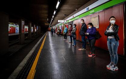 Milano, aggrediscono 5 agenti sulla banchina della metro: tre arresti