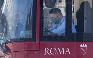 Roma, litiga con autista e tira pugno contro bus: denunciato 18enne