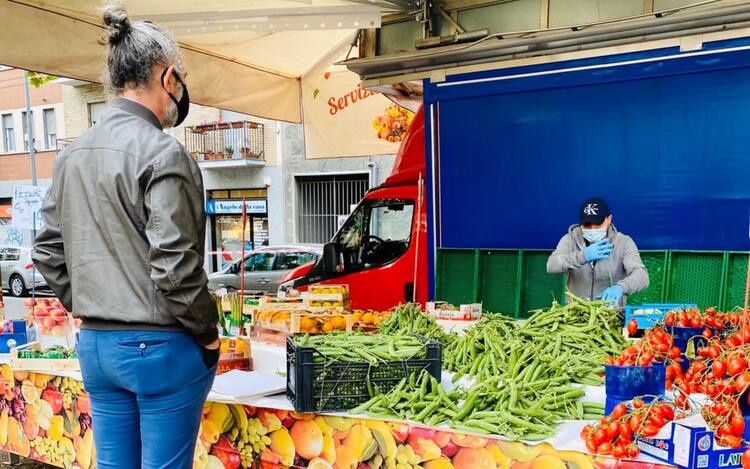 Coronavirus Italia A Milano Riapre Anche Il Mercato Di Via Osoppo Foto