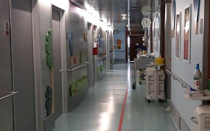 Modena, bimbo da operare ma i genitori vogliono “solo sangue no vax”